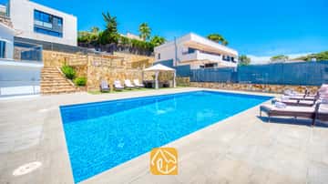 Der private Swimmingpool der Villa SummerDream besticht durch sein strahlend blaues Wasser und ist von Natursteinmauern sowie einer gefliesten Terrasse umgeben, die zum Entspannen auf den bereitgestellten Sonnenliegen einlädt.