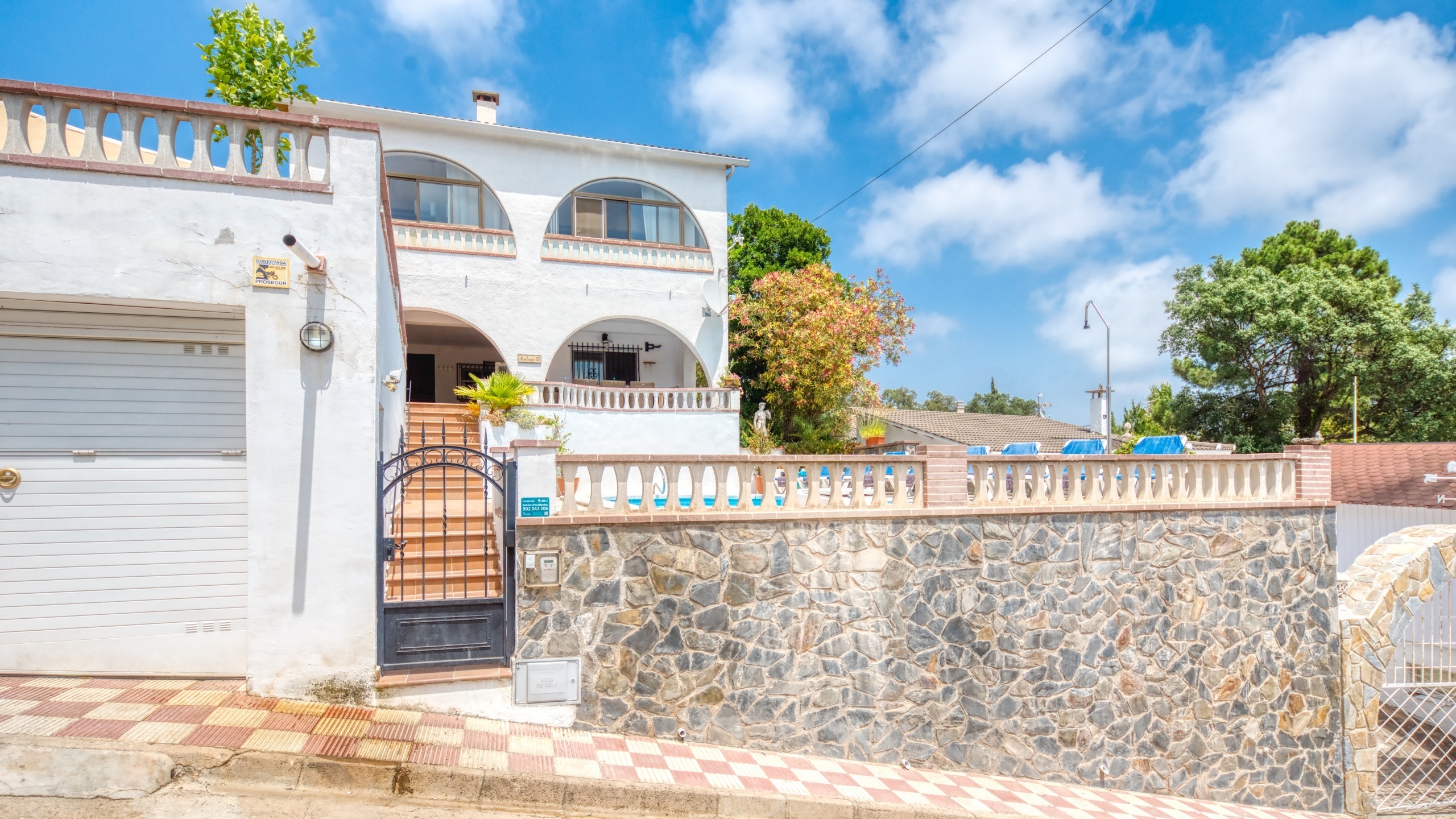 Ferienhäuser Costa Brava Spanien - Villa Santa Maria - Street View Ankunft in der Unterkunft