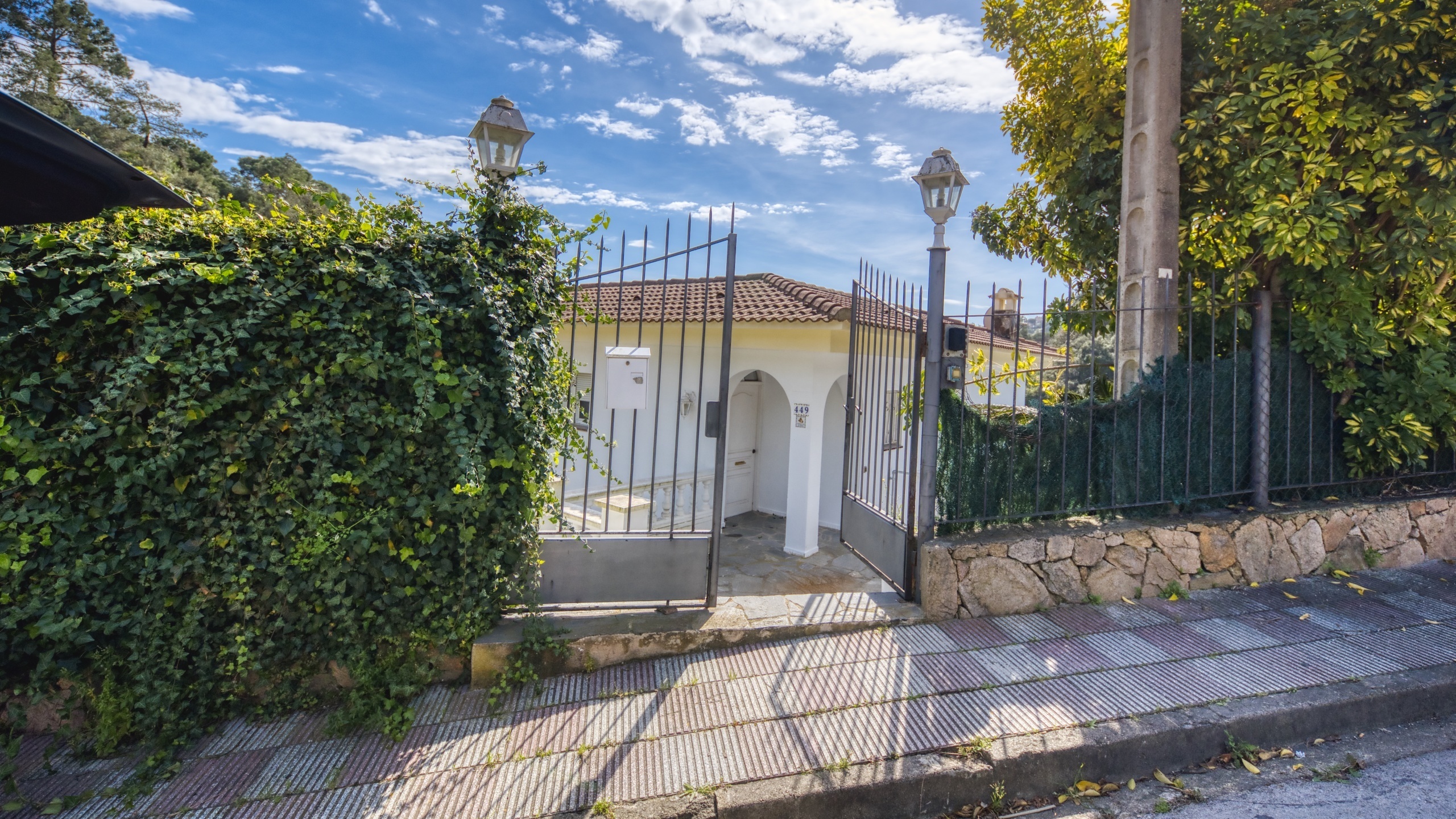 Ferienhäuser Costa Brava Spanien - Villa Rosa - Street View Ankunft in der Unterkunft