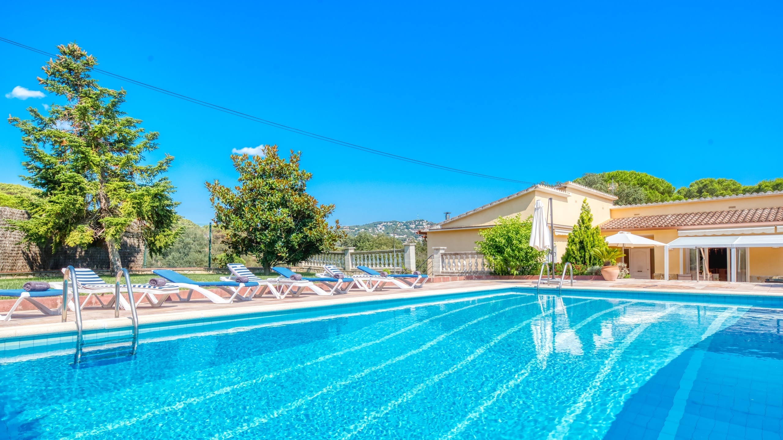 Ferienhäuser - Costa Brava - Spanien - Villa Miro - Sonnenliegen