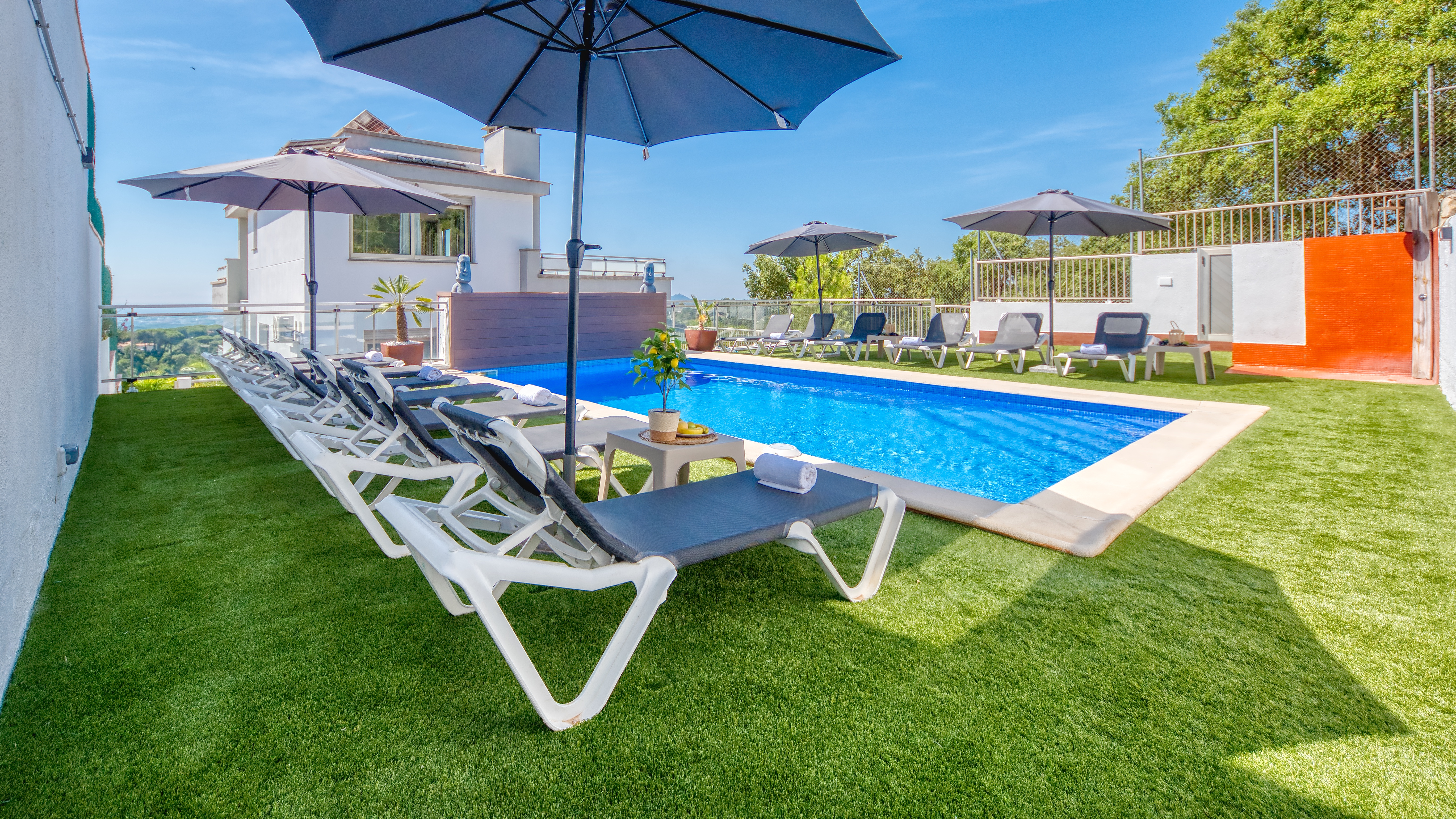 Ferienhäuser Costa Brava Spanien - Villa Sandy Beach - Sonnenliegen