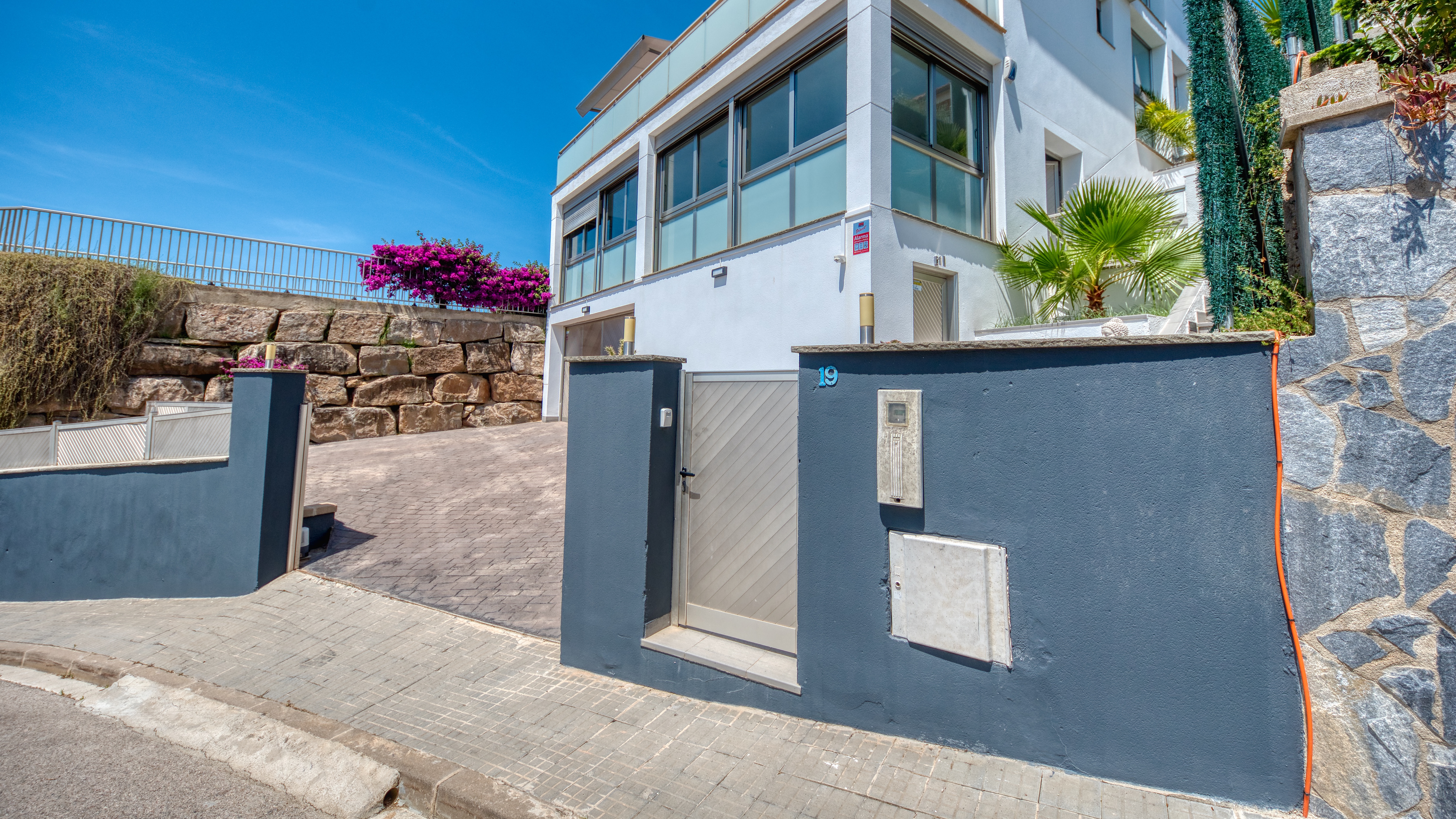 Ferienhäuser Costa Brava Spanien - Villa Sandy Beach - Street View Ankunft in der Unterkunft