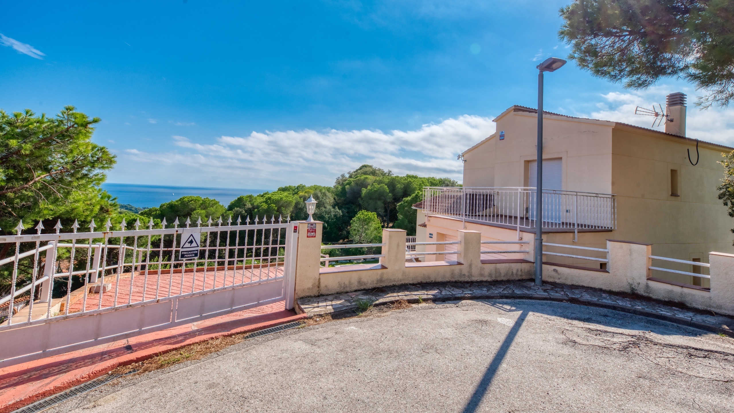 Ferienhäuser Costa Brava Spanien - Villa La Luna - Street View Ankunft in der Unterkunft