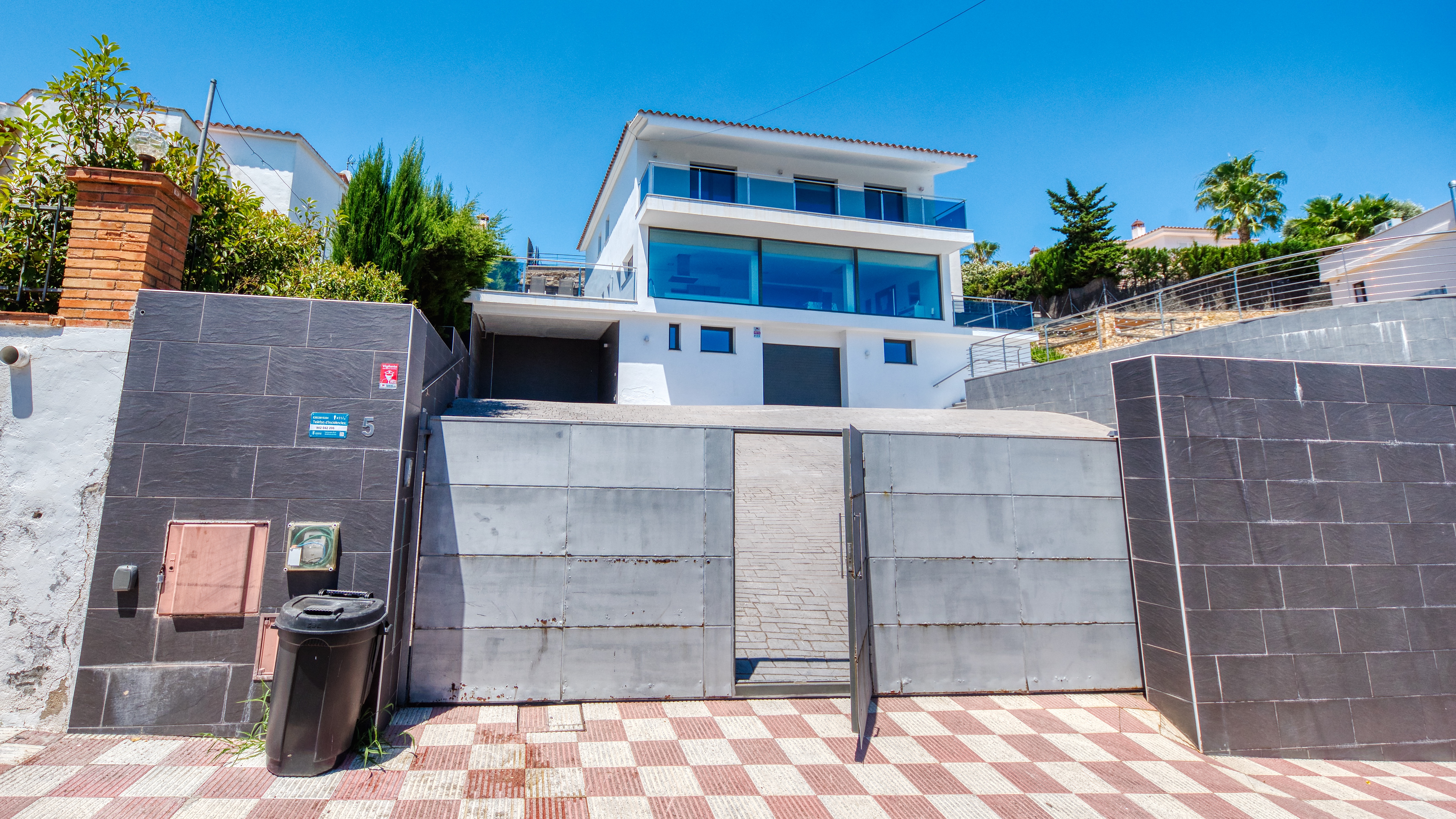Ferienhäuser Costa Brava Spanien - Villa SummerDream - Street View Ankunft in der Unterkunft