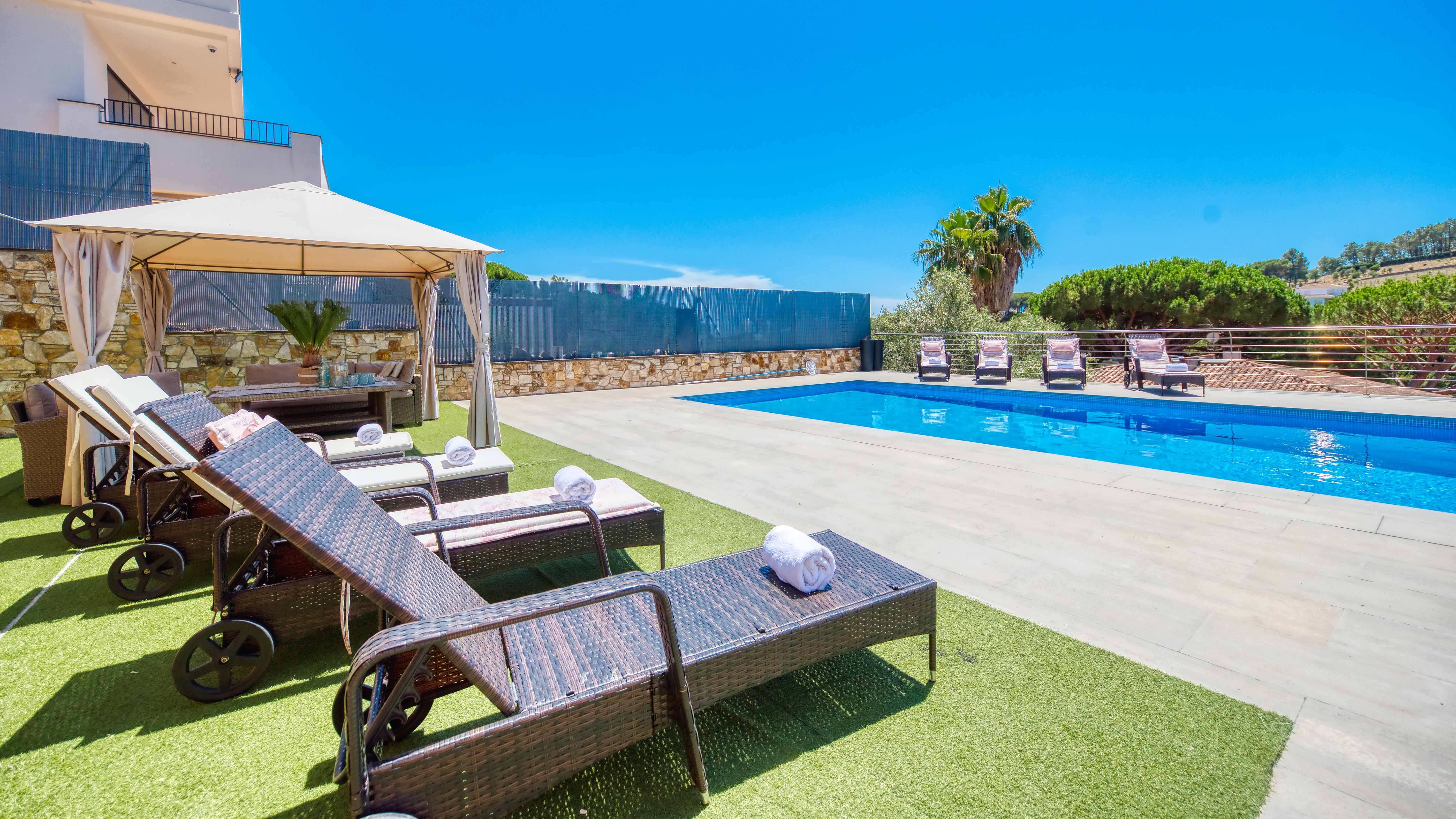 Ferienhäuser Costa Brava Spanien - Villa SummerDream - Sonnenliegen