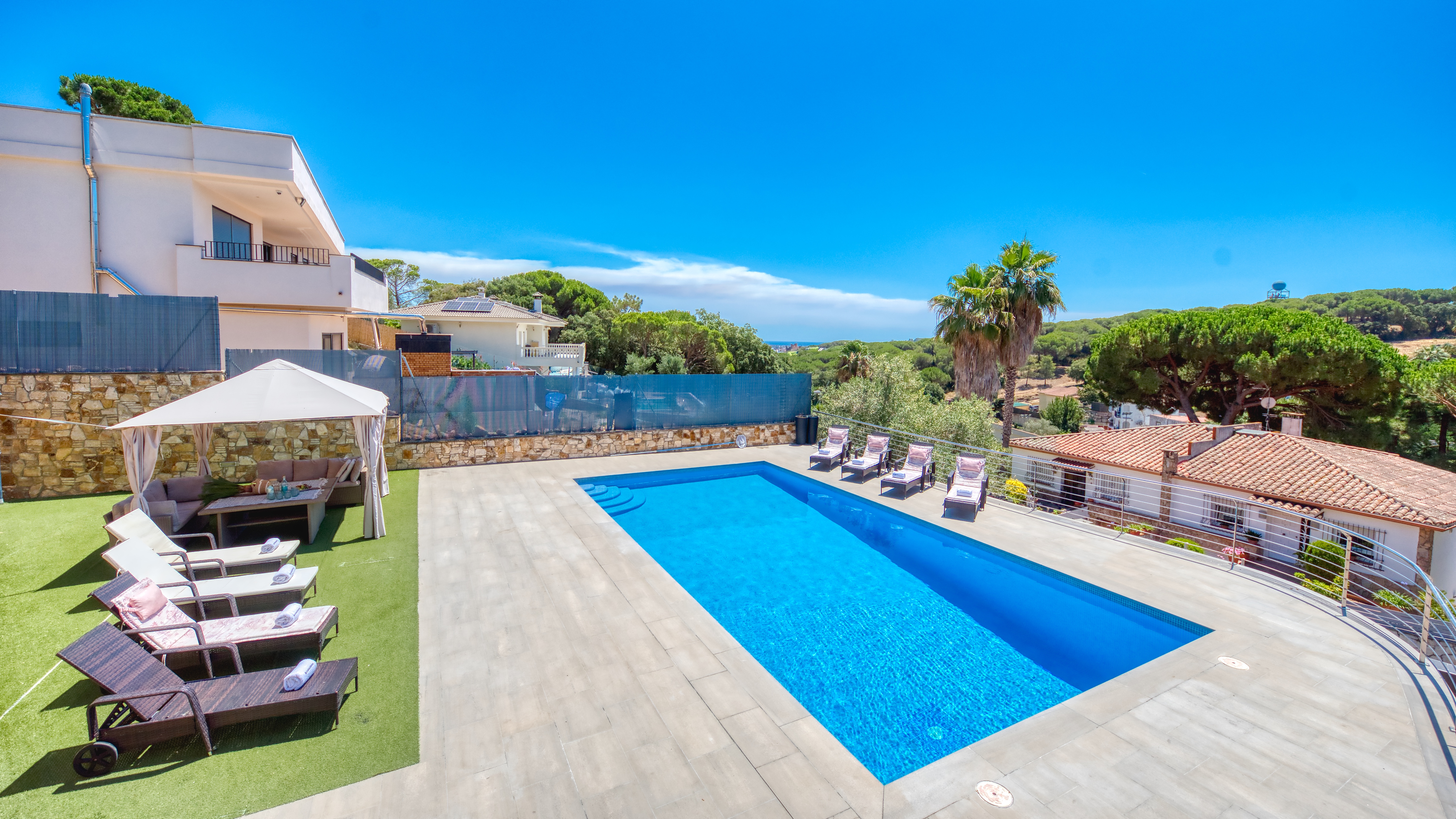 Ferienhäuser Costa Brava Spanien - Villa SummerDream - Sonnenliegen