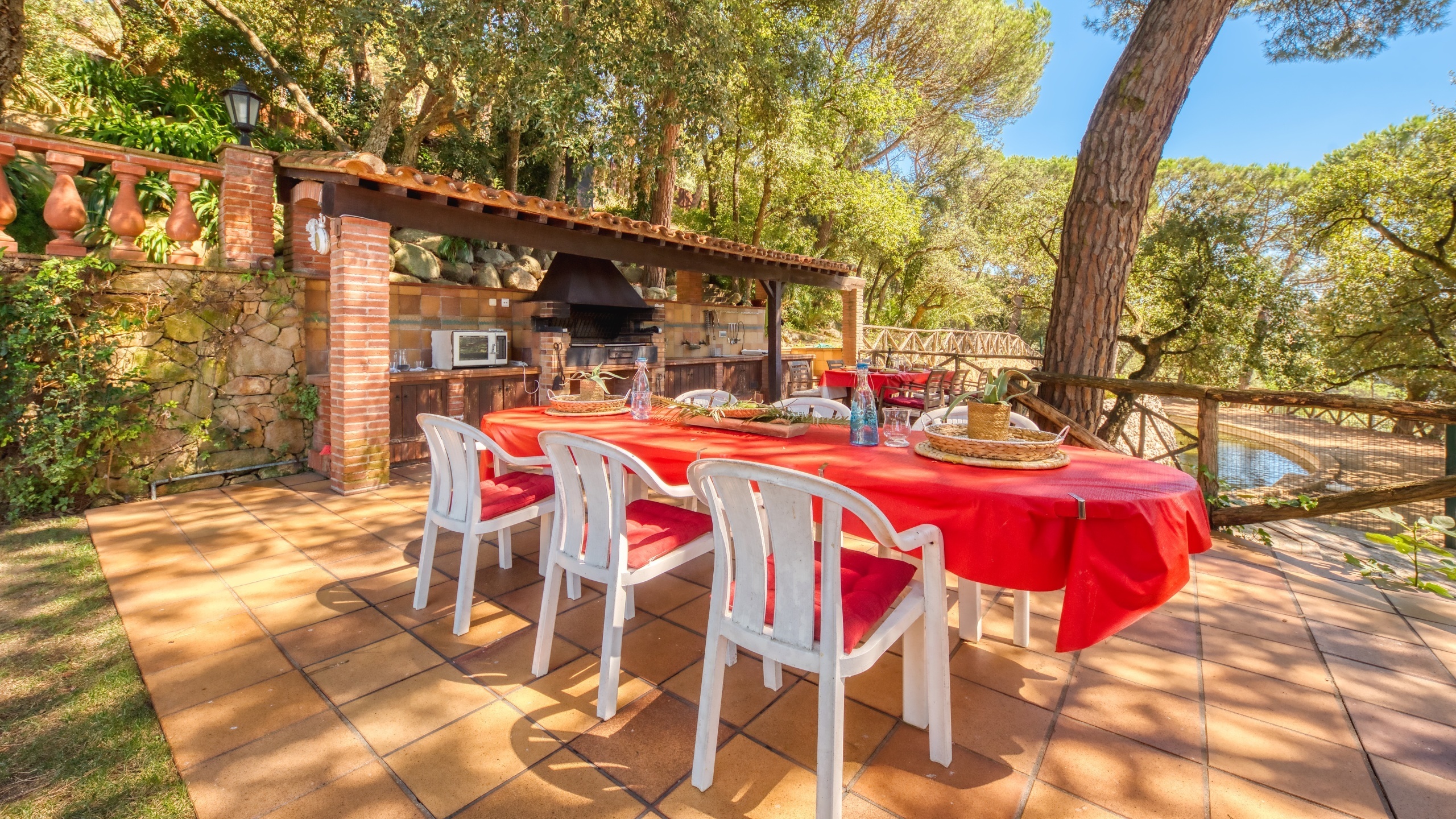 Ferienhäuser Costa Brava Spanien - Villa Paradise - Grillplatz