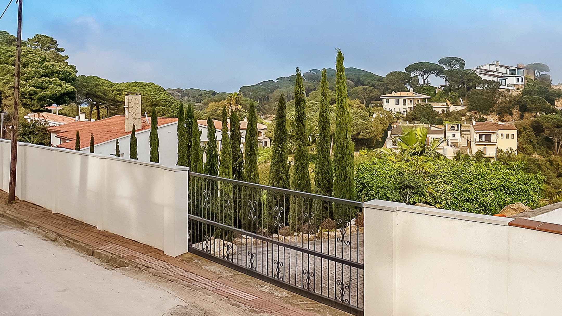 Ferienhäuser Costa Brava Spanien - Villa Tropicana - Auffahrt