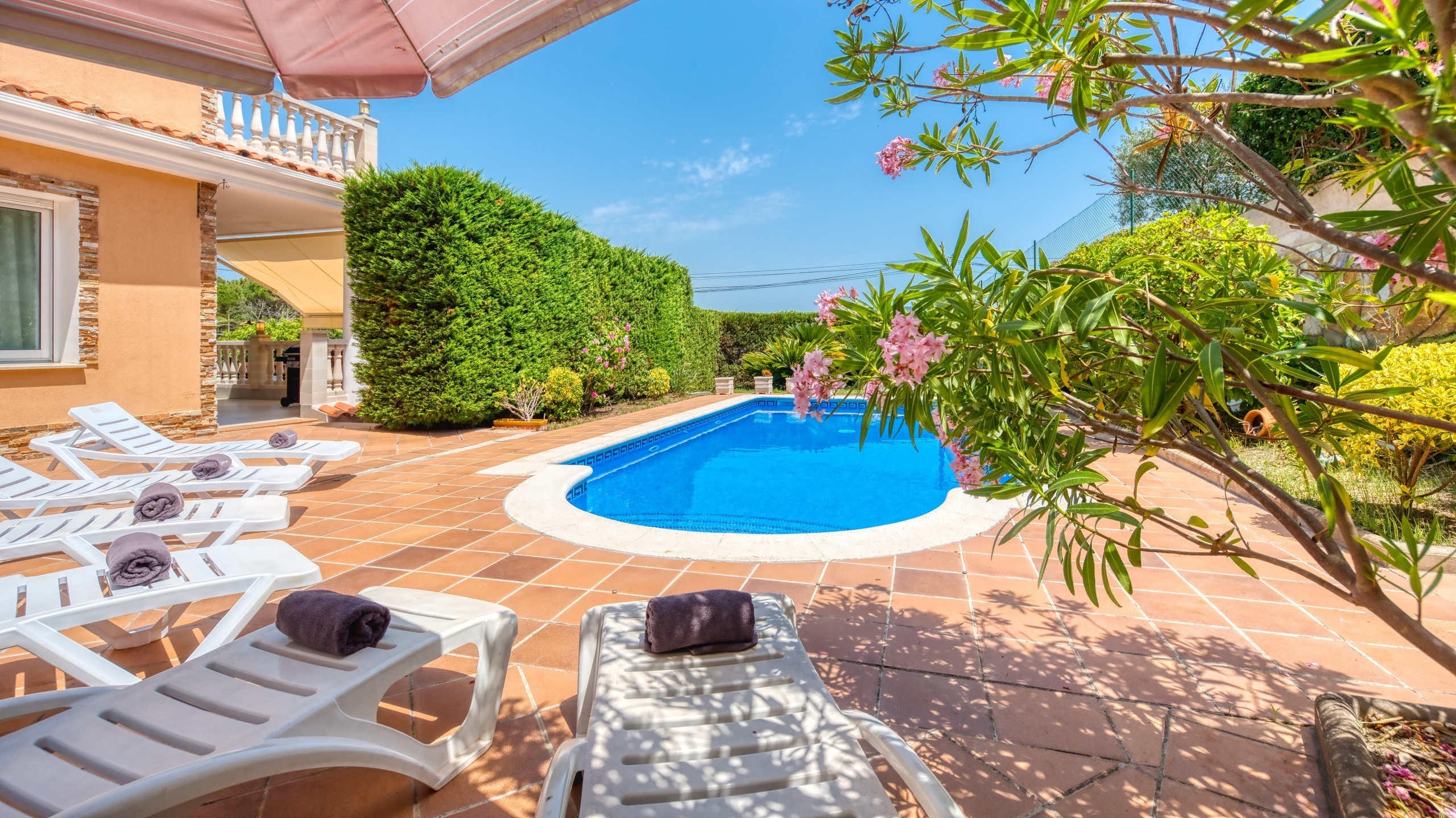 Ferienvilla Costa Brava Spanien - Villa Primavera - Sonnenliegen